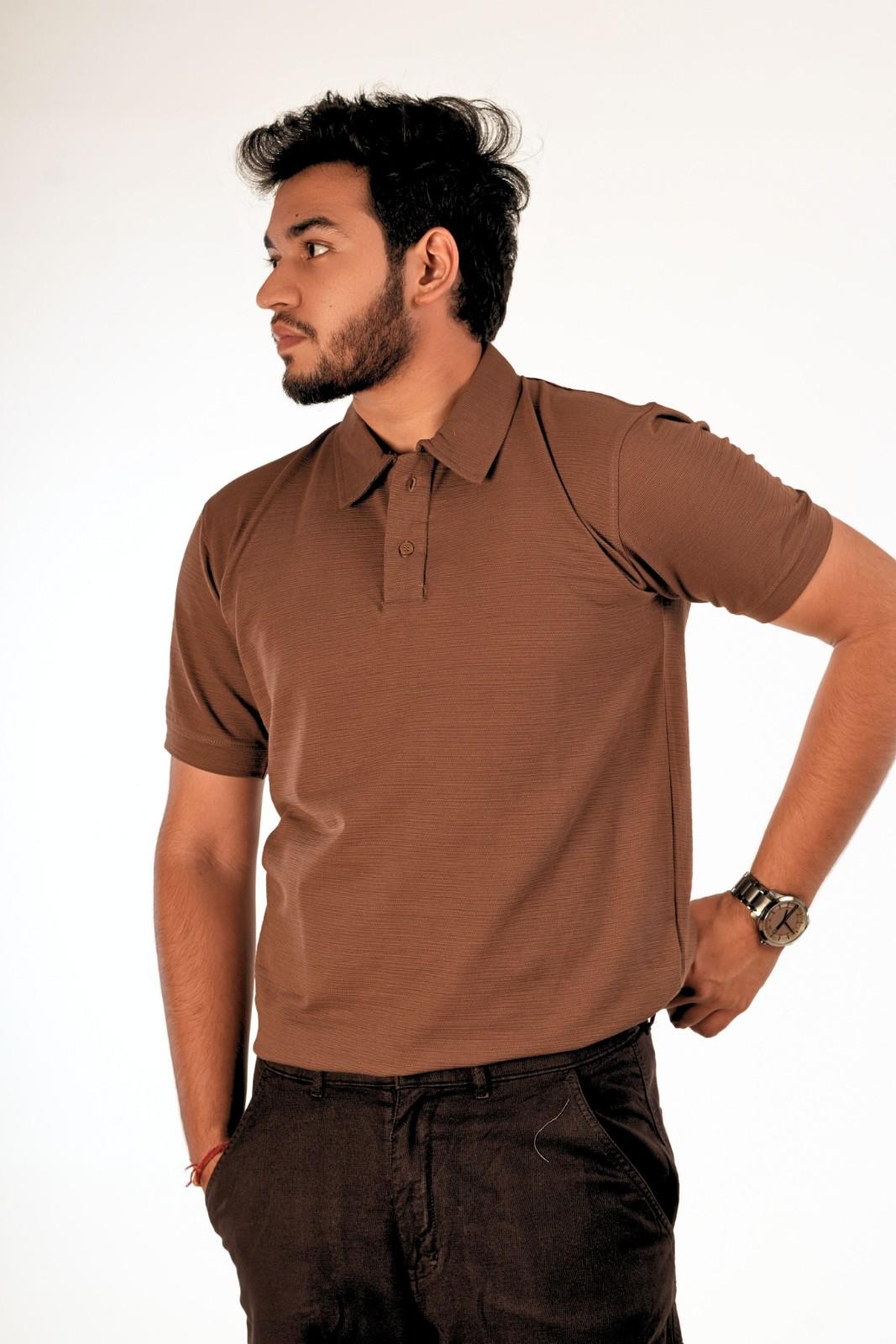 Side profile of brown textured polo shirt for men with collar detail and pique fabric - Berrys & Cigaredes casual menswear