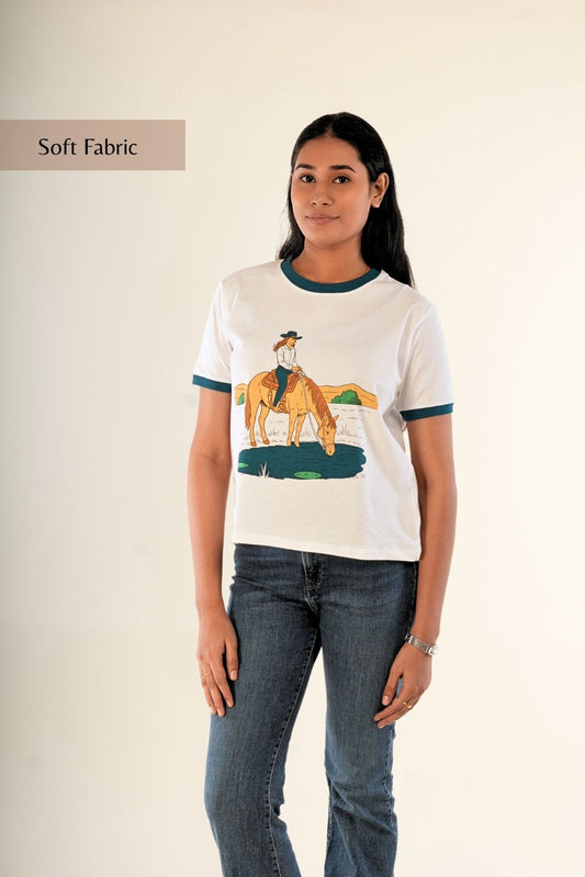 White retro cowgirl horse graphic tee in soft fabric for women, regular fit – urban minimal streetwear by Berrys & Cigaredes.